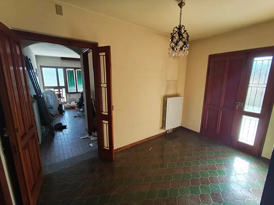 Immagine 11 di Villa in vendita  a Lucca