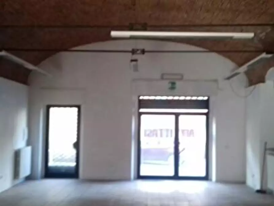 Immagine 6 di Locale commerciale in vendita  a Lucca