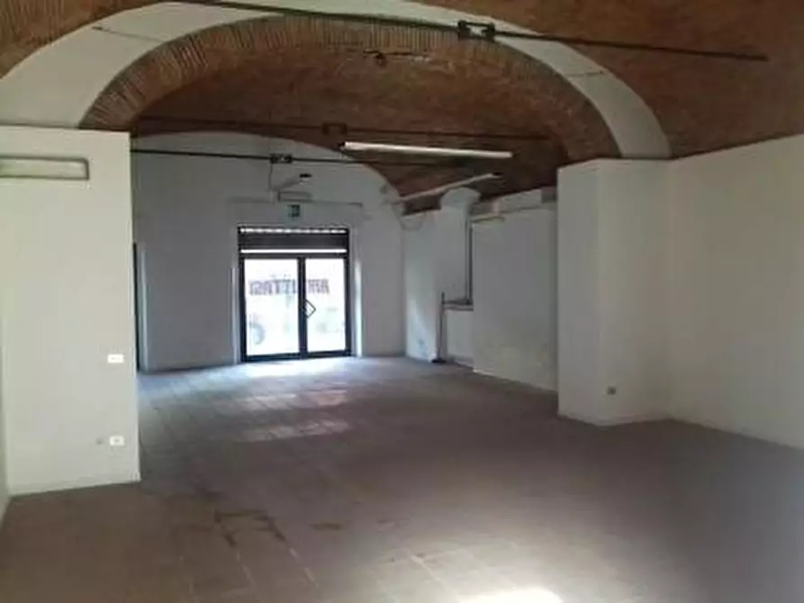 Immagine 3 di Locale commerciale in vendita  a Lucca