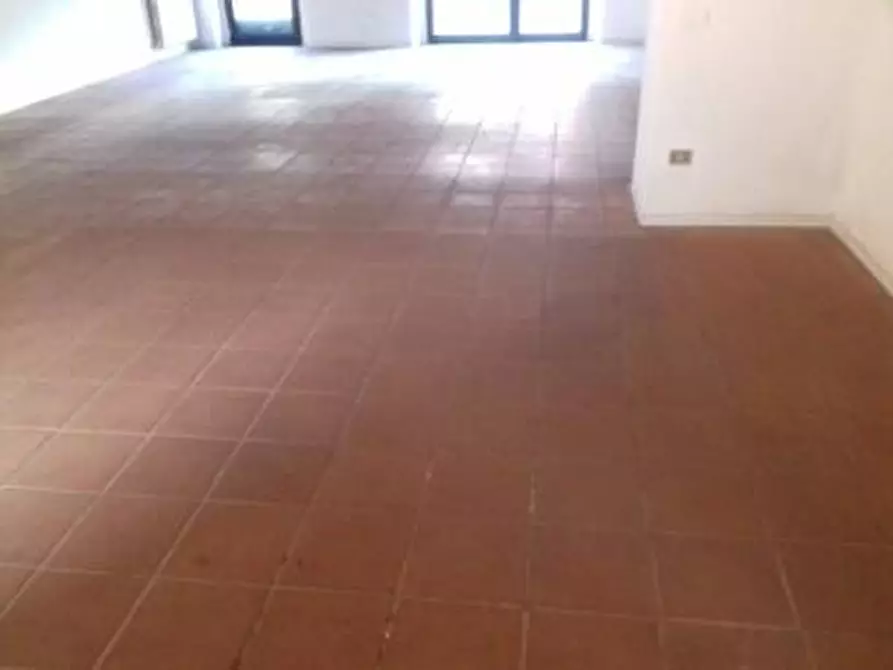 Immagine 2 di Locale commerciale in vendita  a Lucca