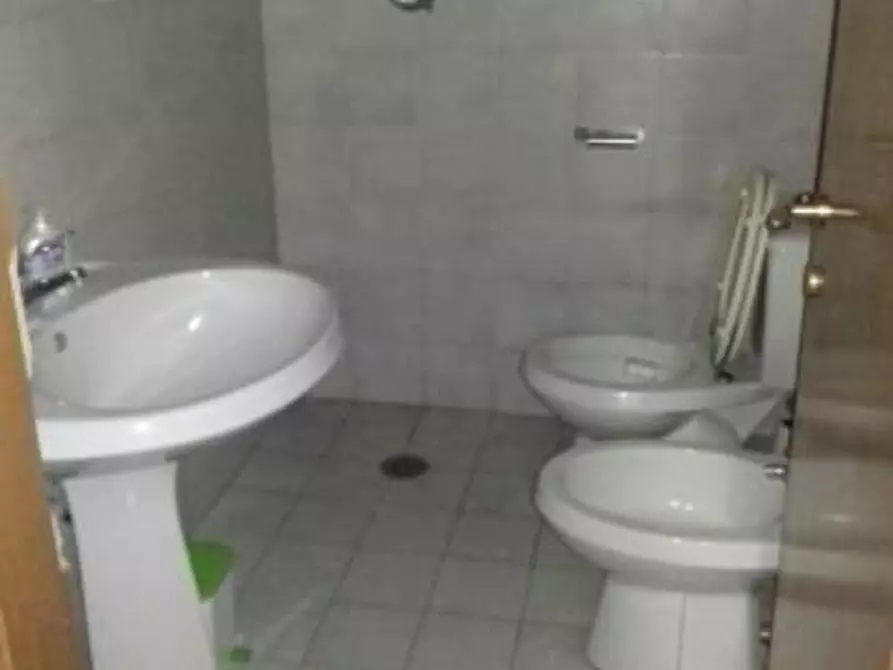 Immagine 9 di Locale commerciale in vendita  a Lucca