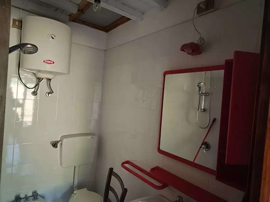 Immagine 10 di Appartamento in vendita  a Lucca