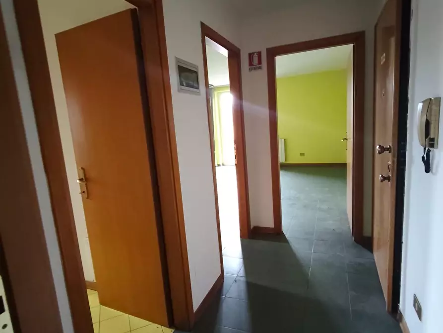 Immagine 4 di Ufficio in affitto  a Lucca