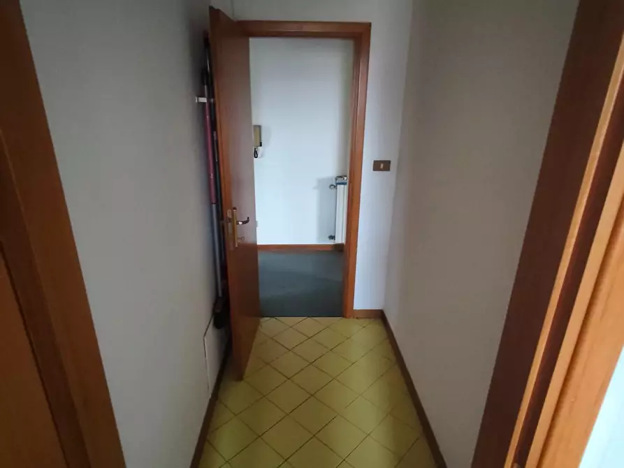 Immagine 9 di Ufficio in affitto  a Lucca