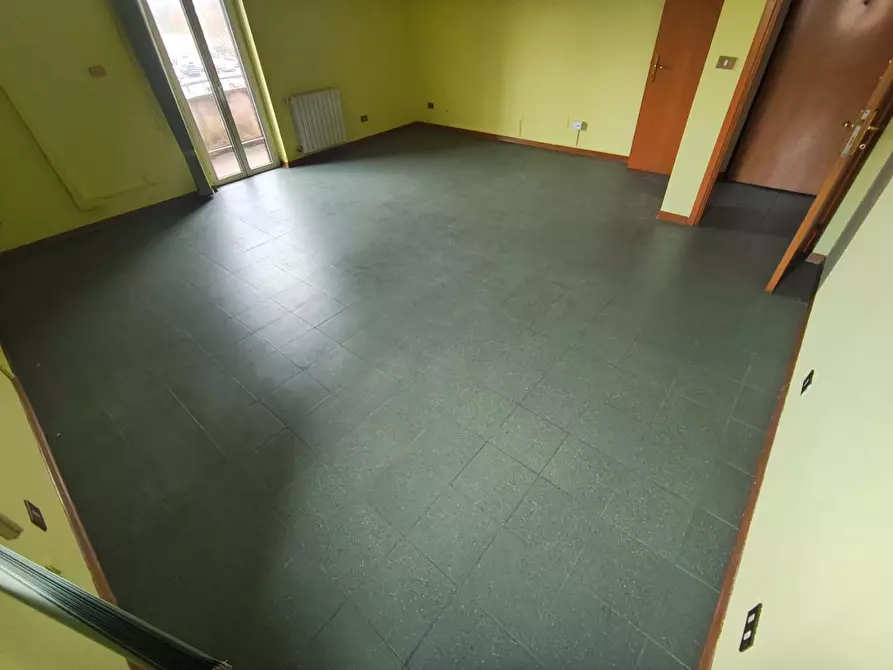 Immagine 14 di Ufficio in affitto  a Lucca