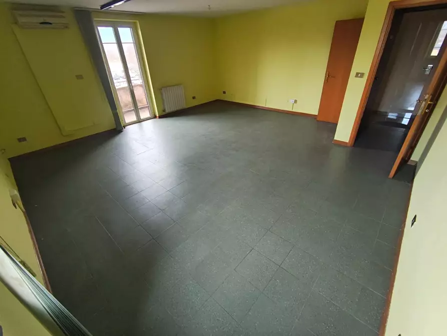 Immagine 18 di Ufficio in affitto  a Lucca