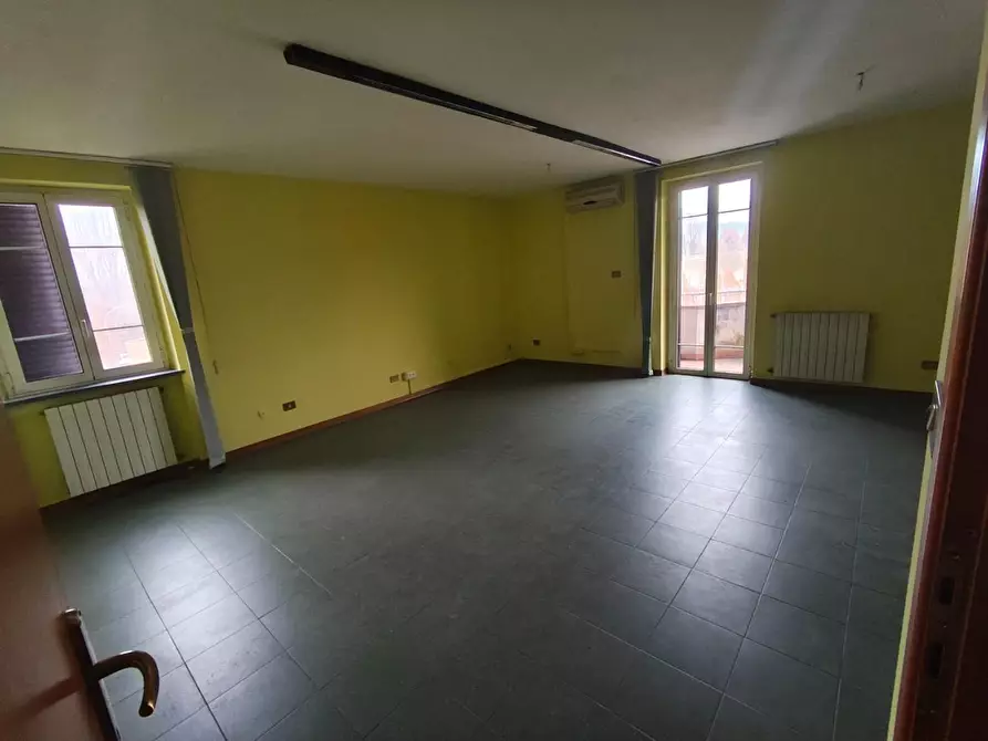 Immagine 19 di Ufficio in affitto  a Lucca