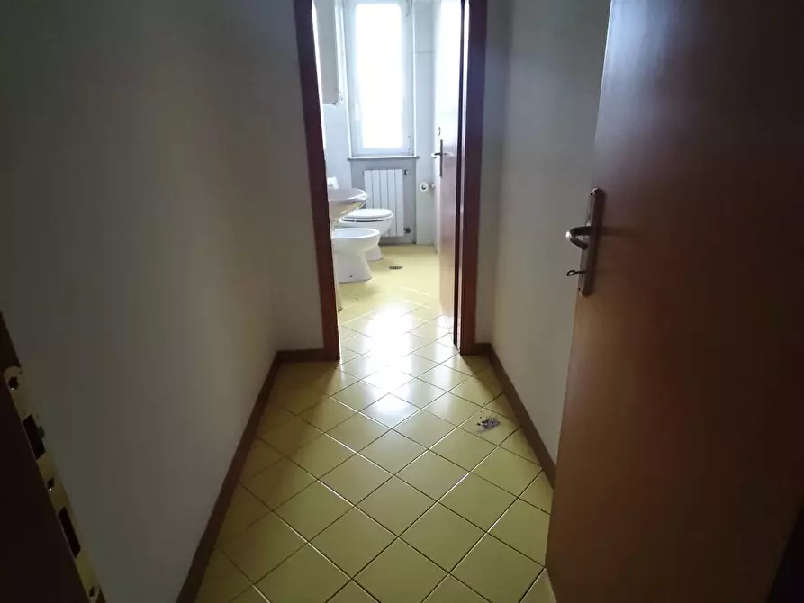 Immagine 13 di Ufficio in affitto  a Lucca