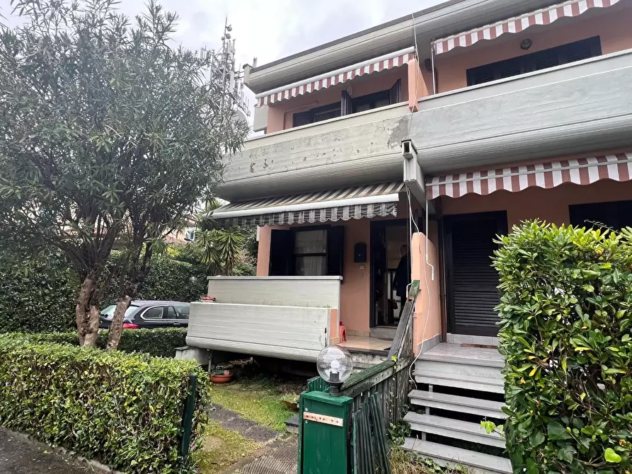 Immagine 1 di Villetta a schiera in vendita  a Massa