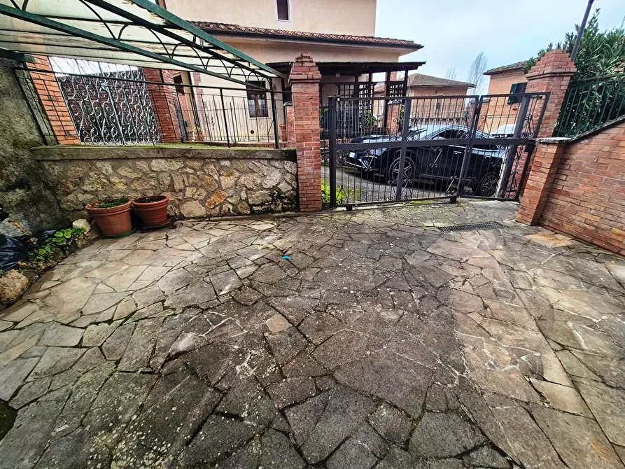 Immagine 10 di Casa indipendente in vendita  a Siena