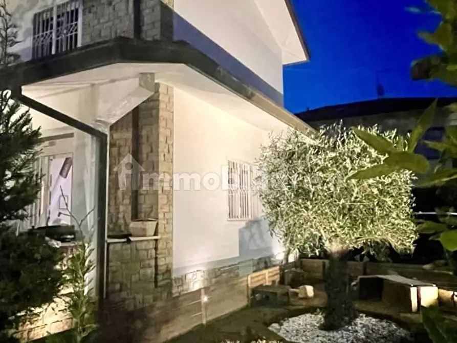 Immagine 2 di Villa in vendita  a Forte Dei Marmi