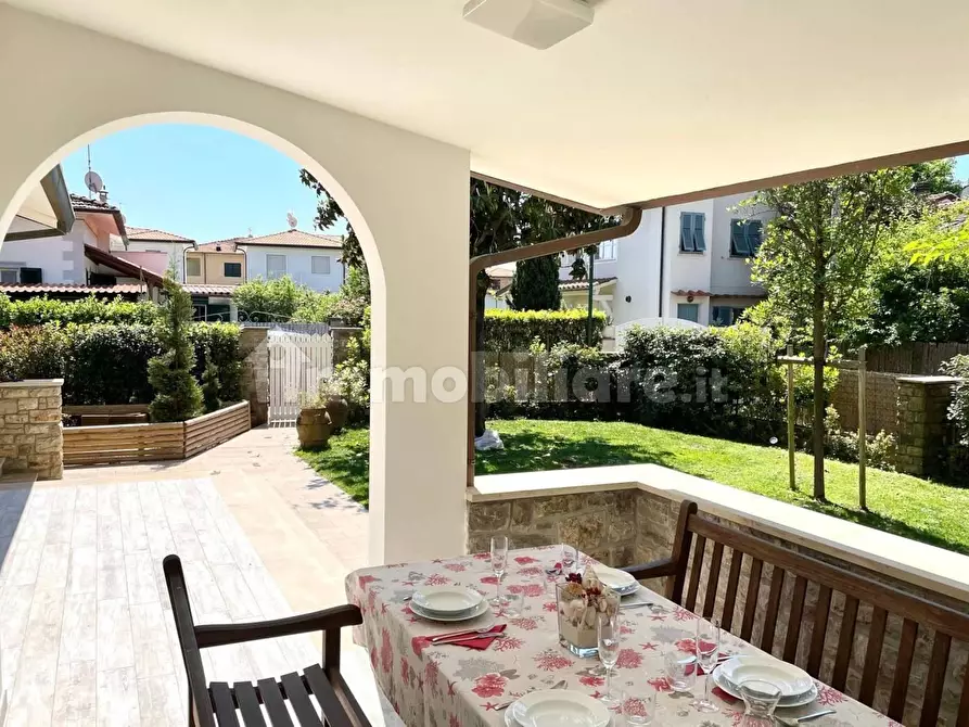 Immagine 27 di Villa in vendita  a Forte Dei Marmi