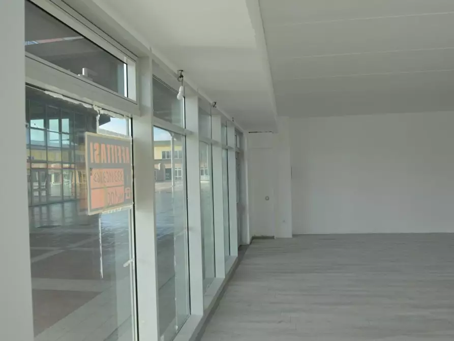 Immagine 5 di Locale commerciale in affitto  a Crespina Lorenzana