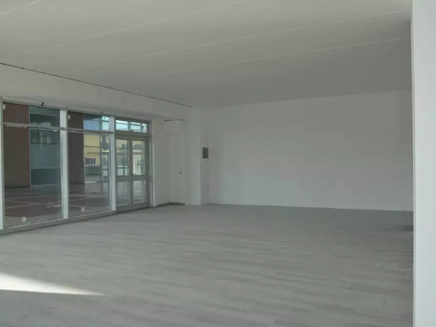 Immagine 2 di Locale commerciale in affitto  a Crespina Lorenzana