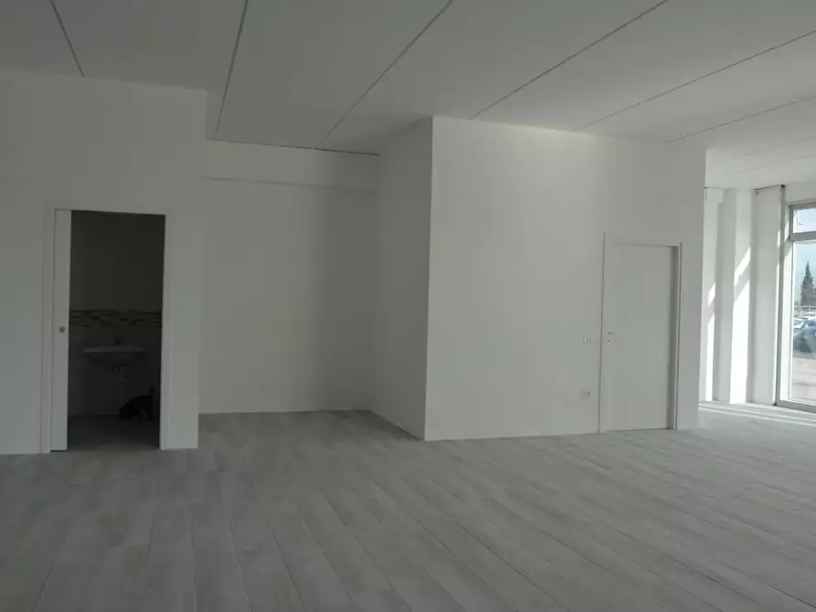 Immagine 12 di Locale commerciale in affitto  a Crespina Lorenzana