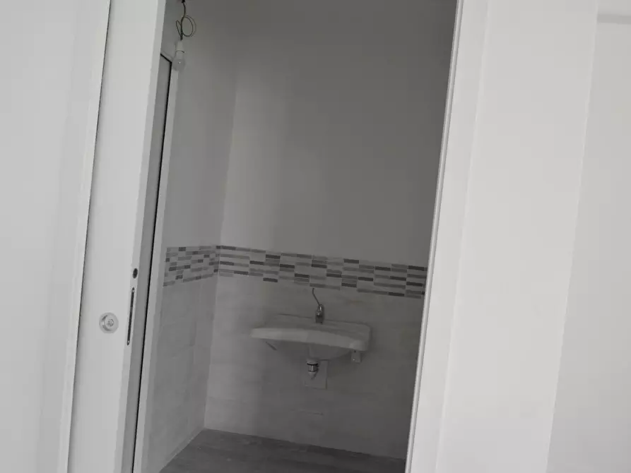 Immagine 10 di Locale commerciale in affitto  a Crespina Lorenzana