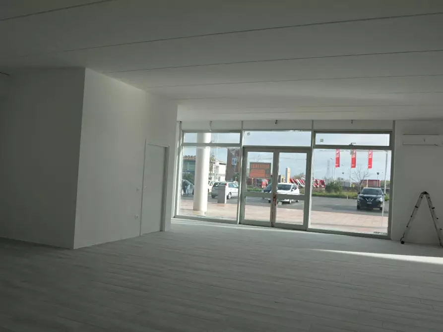 Immagine 6 di Locale commerciale in affitto  a Crespina Lorenzana
