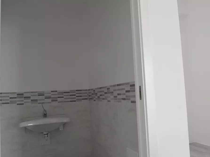 Immagine 11 di Locale commerciale in affitto  a Crespina Lorenzana