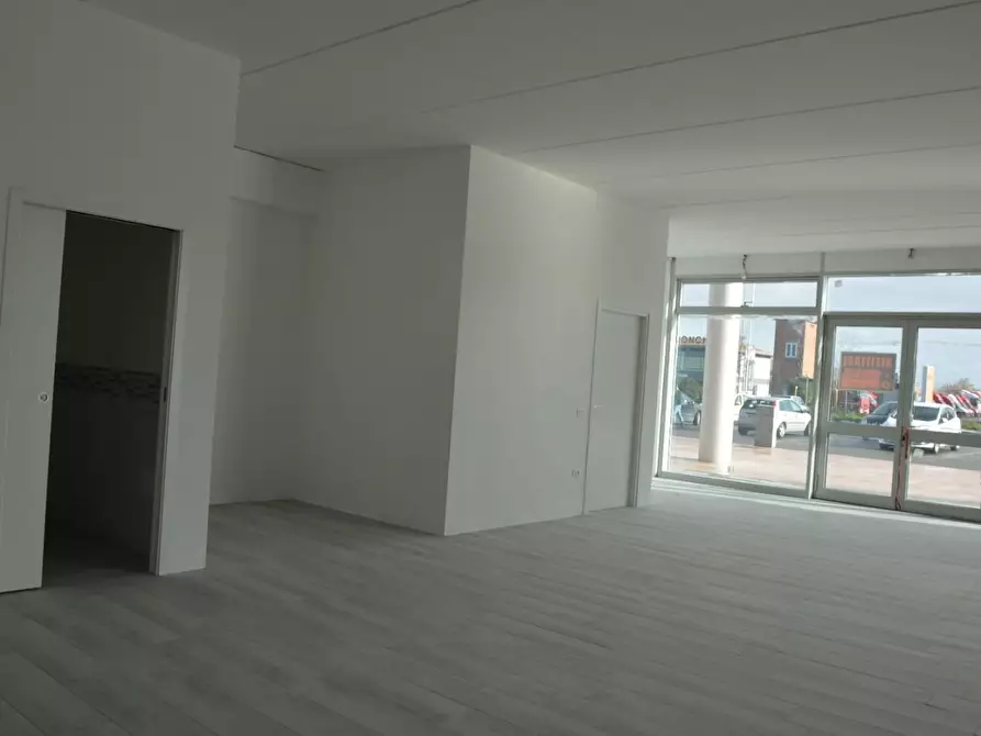 Immagine 8 di Locale commerciale in affitto  a Crespina Lorenzana