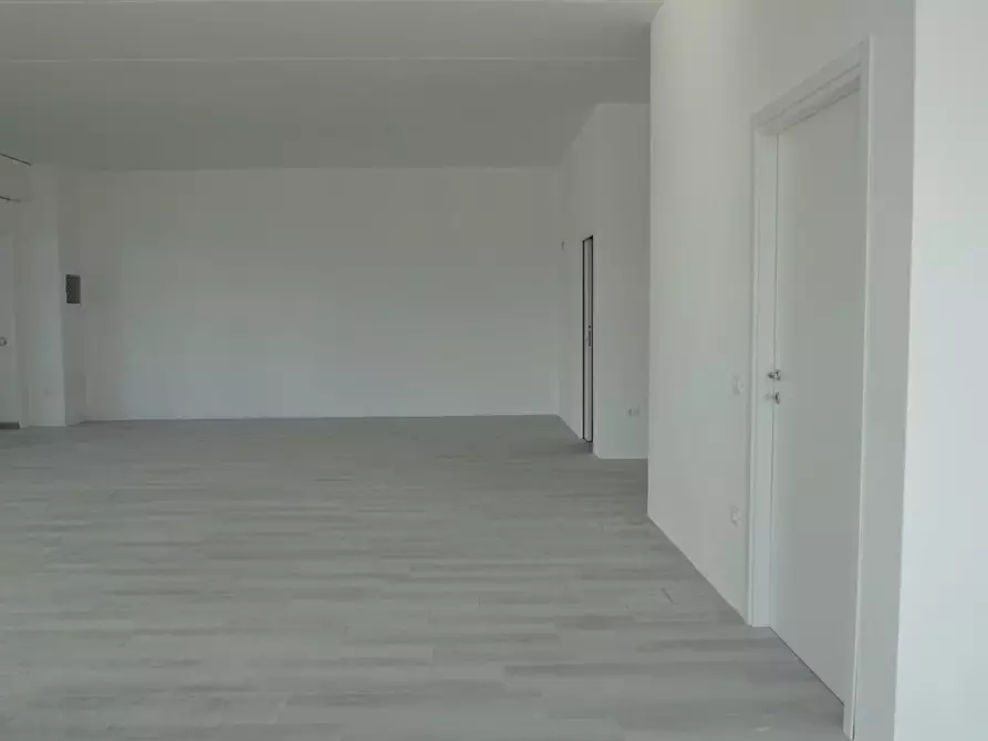 Immagine 3 di Locale commerciale in affitto  a Crespina Lorenzana