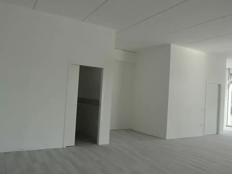 Immagine 7 di Locale commerciale in affitto  a Crespina Lorenzana