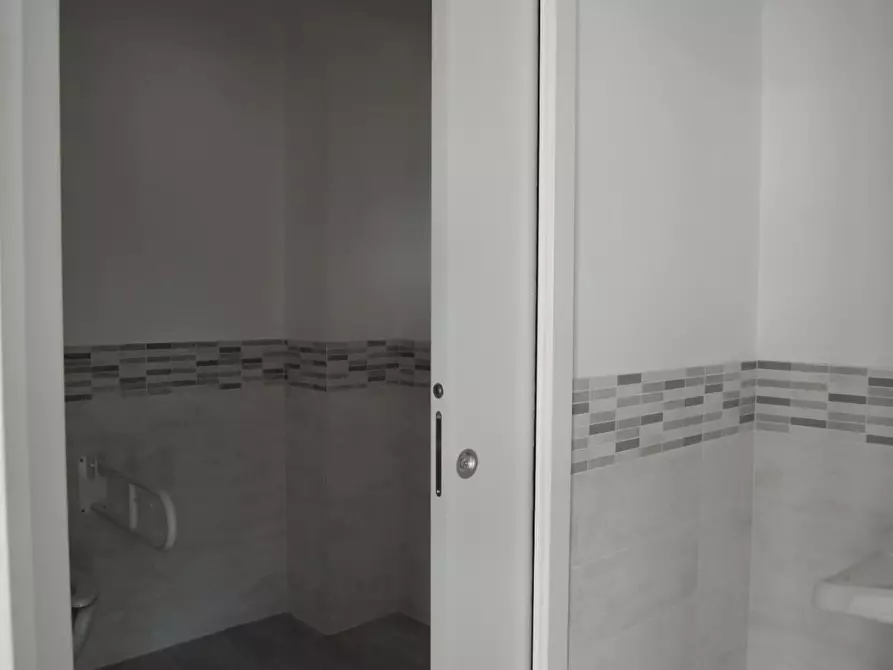 Immagine 9 di Locale commerciale in affitto  a Crespina Lorenzana