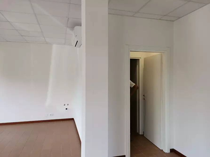 Immagine 3 di Locale commerciale in affitto  a Poggibonsi