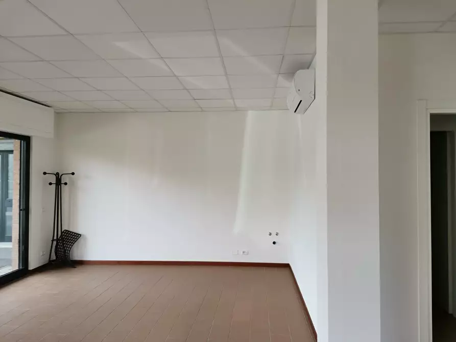 Immagine 4 di Locale commerciale in affitto  a Poggibonsi