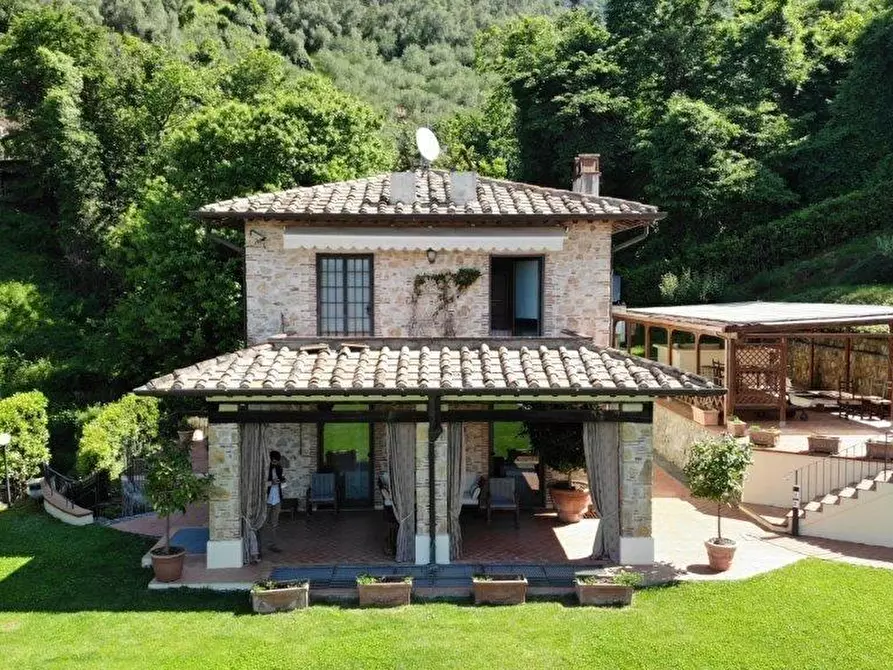 Immagine 3 di Villa in vendita  a Camaiore