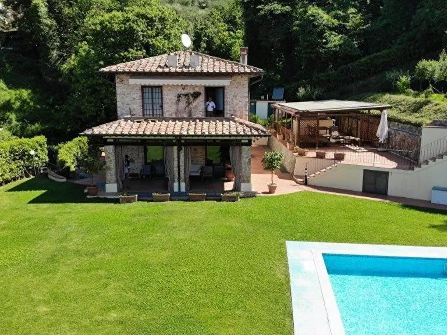 Immagine 2 di Villa in vendita  a Camaiore
