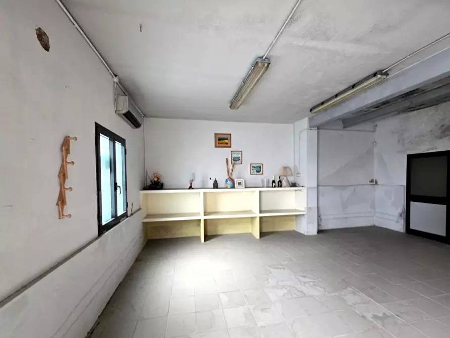 Immagine 2 di Locale commerciale in vendita  a Santa Croce Sull'arno