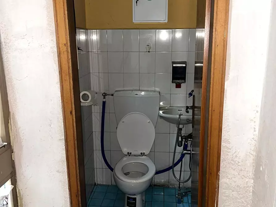 Immagine 13 di Locale commerciale in vendita  a Barga