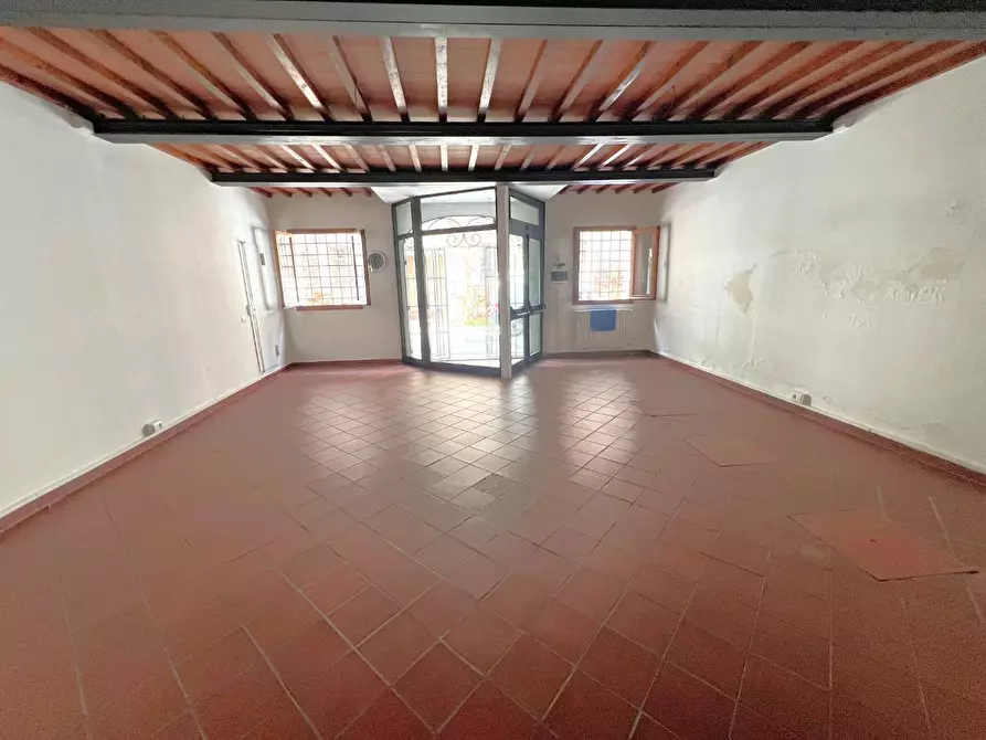 Immagine 8 di Locale commerciale in affitto  a Cascina