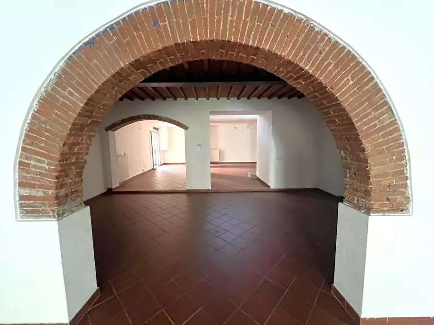 Immagine 7 di Locale commerciale in affitto  a Cascina