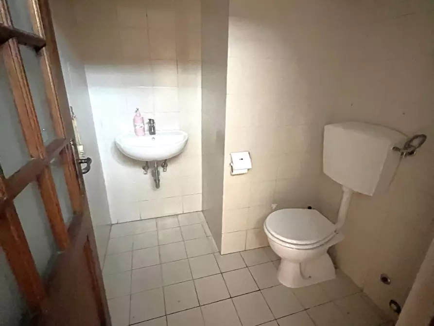 Immagine 9 di Locale commerciale in affitto  a Cascina