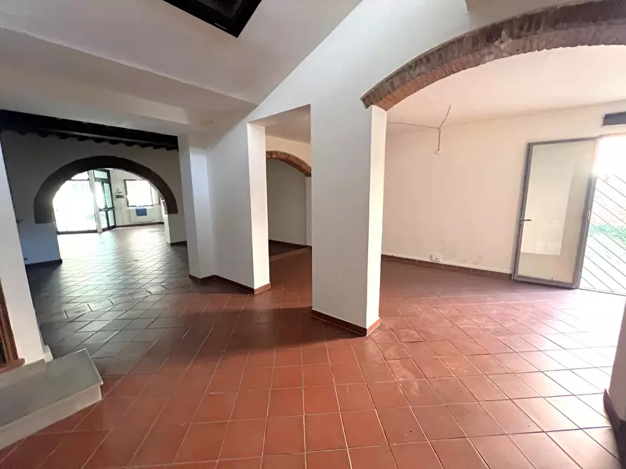 Immagine 2 di Locale commerciale in affitto  a Cascina