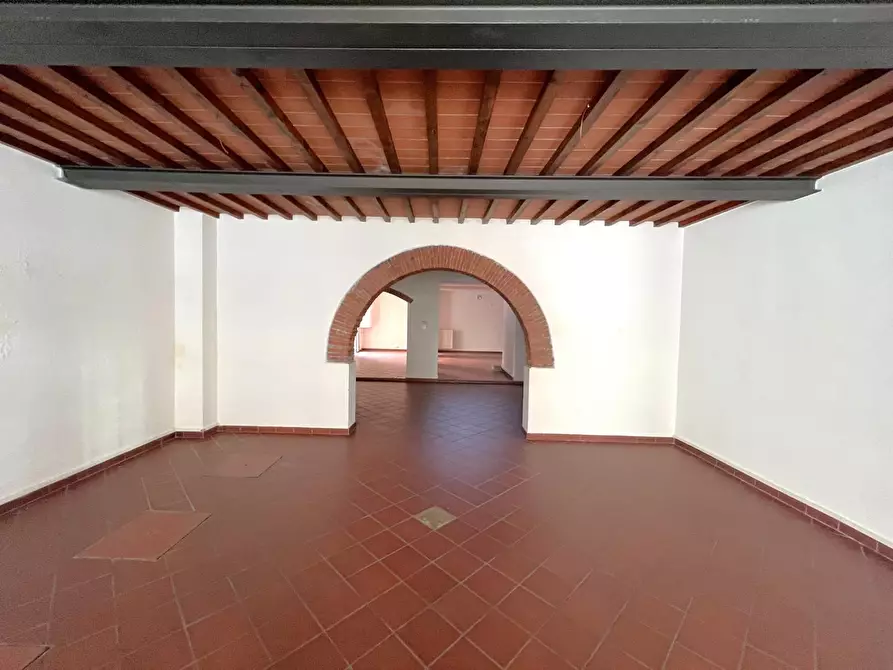 Immagine 1 di Locale commerciale in affitto  a Cascina