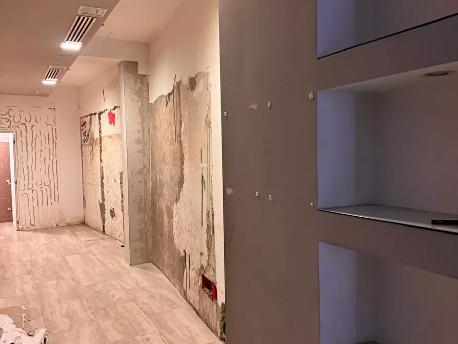 Immagine 17 di Locale commerciale in vendita  a Siena