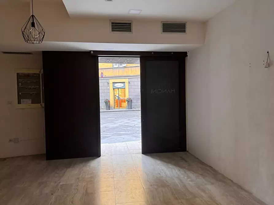 Immagine 13 di Locale commerciale in vendita  a Siena