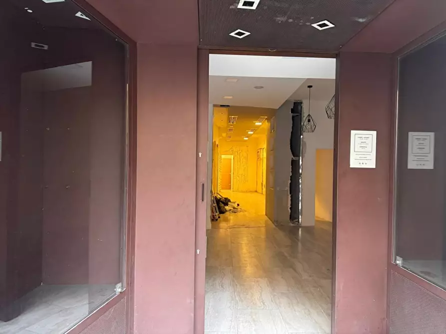 Immagine 6 di Locale commerciale in vendita  a Siena