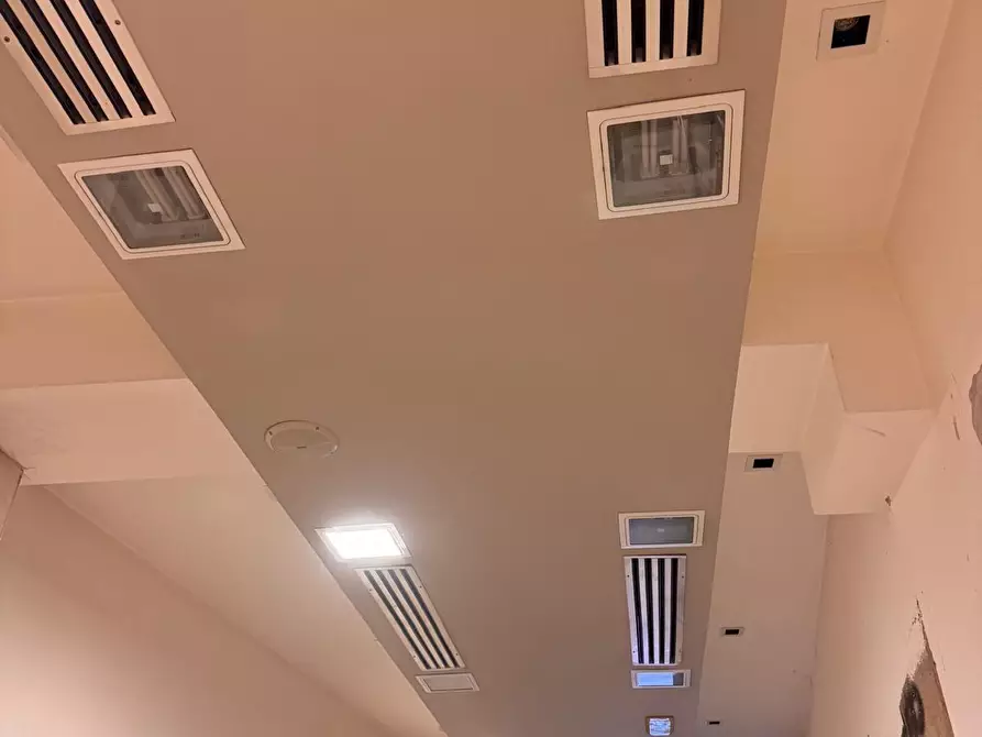 Immagine 7 di Locale commerciale in vendita  a Siena