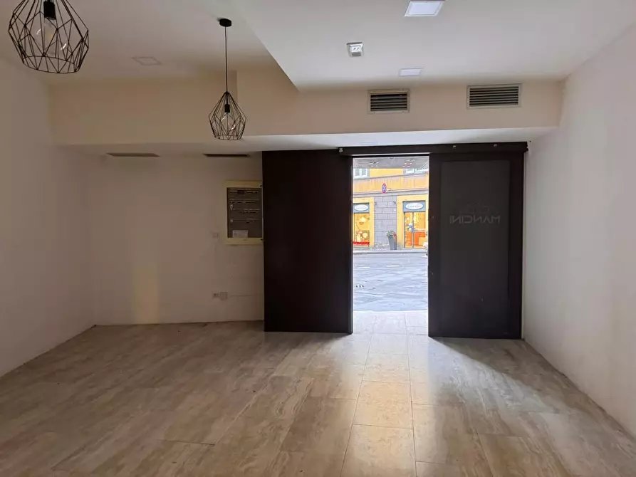 Immagine 9 di Locale commerciale in vendita  a Siena