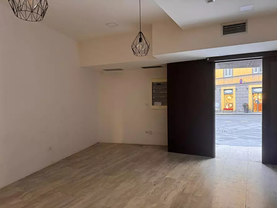 Immagine 2 di Locale commerciale in vendita  a Siena