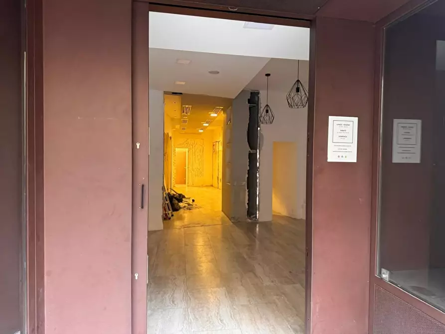 Immagine 10 di Locale commerciale in vendita  a Siena