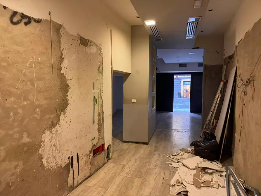 Immagine 11 di Locale commerciale in vendita  a Siena