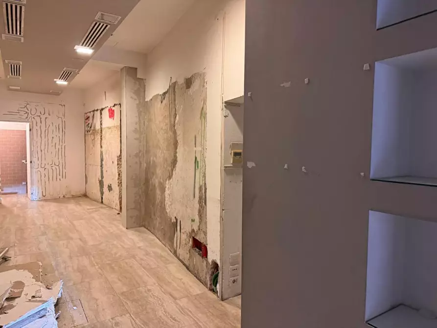 Immagine 12 di Locale commerciale in vendita  a Siena