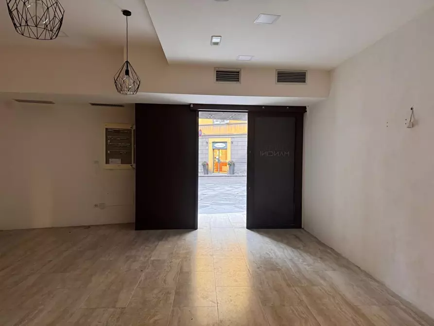 Immagine 1 di Locale commerciale in vendita  a Siena