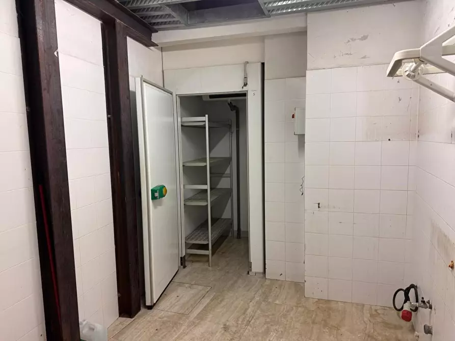 Immagine 15 di Locale commerciale in vendita  a Siena