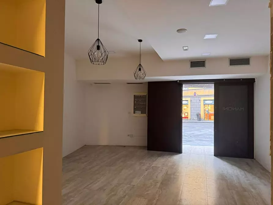 Immagine 3 di Locale commerciale in vendita  a Siena