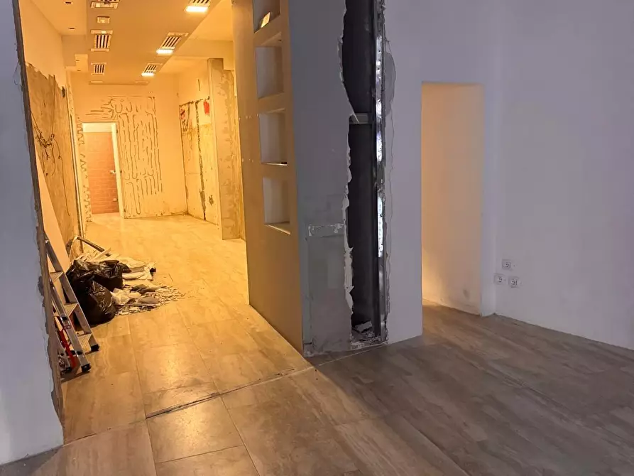 Immagine 18 di Locale commerciale in vendita  a Siena